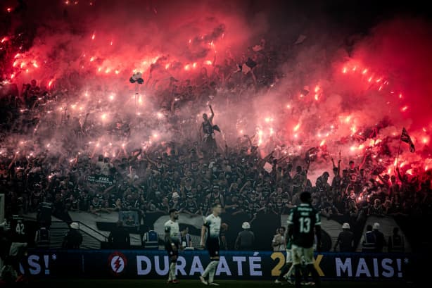 Torcida do Corinthians fazendo festa